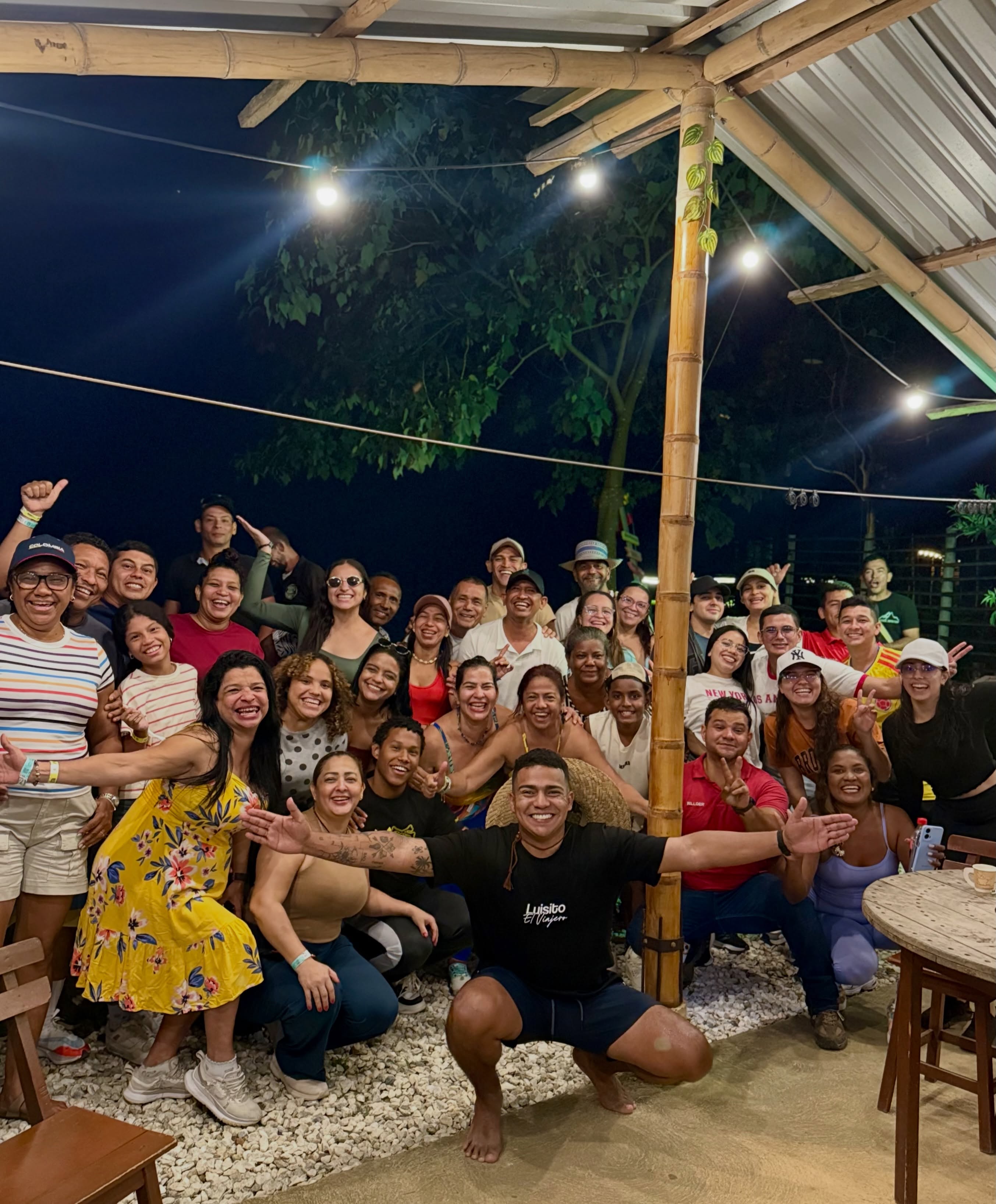 Grupo de viajeros disfrutando una noche de viaje