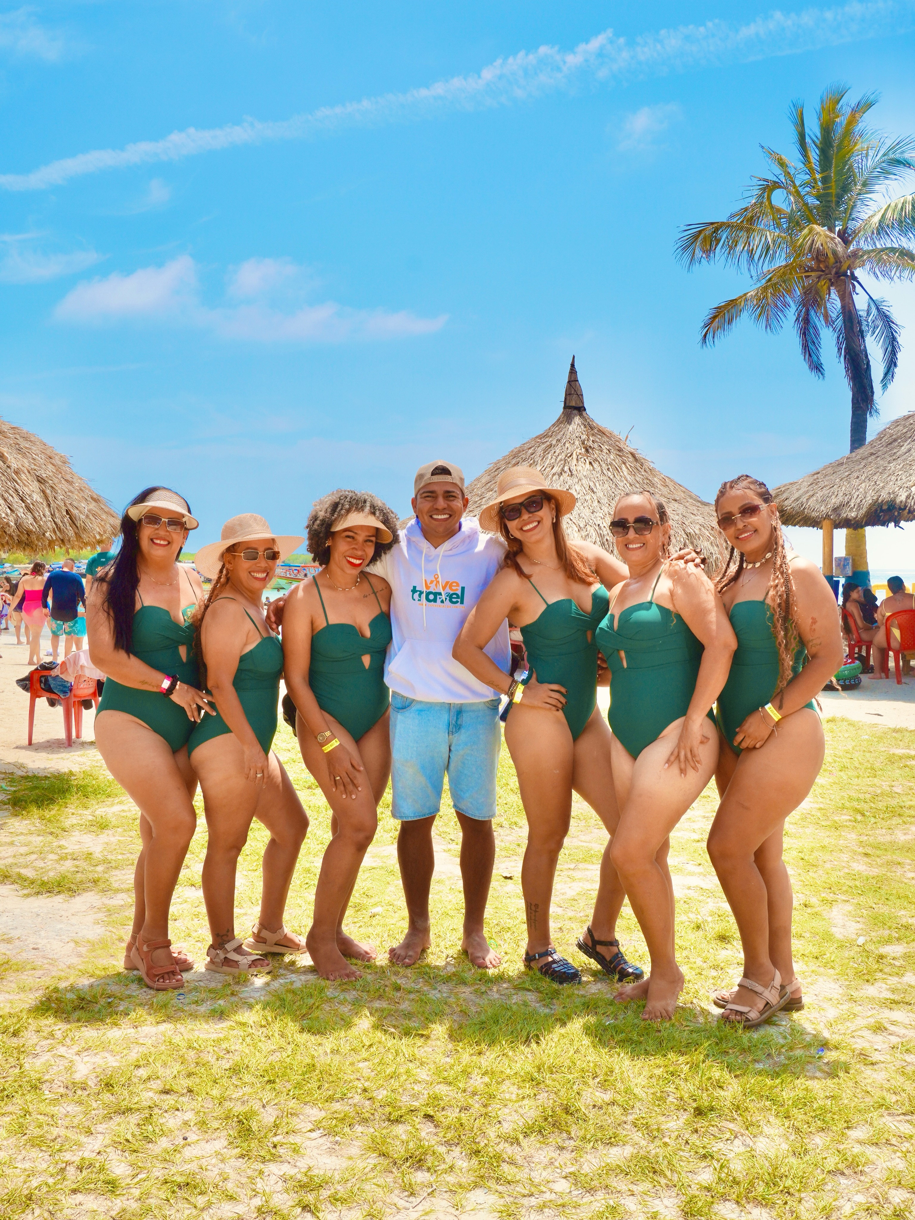 Grupo de viajeros Vive Travel en playa tropical